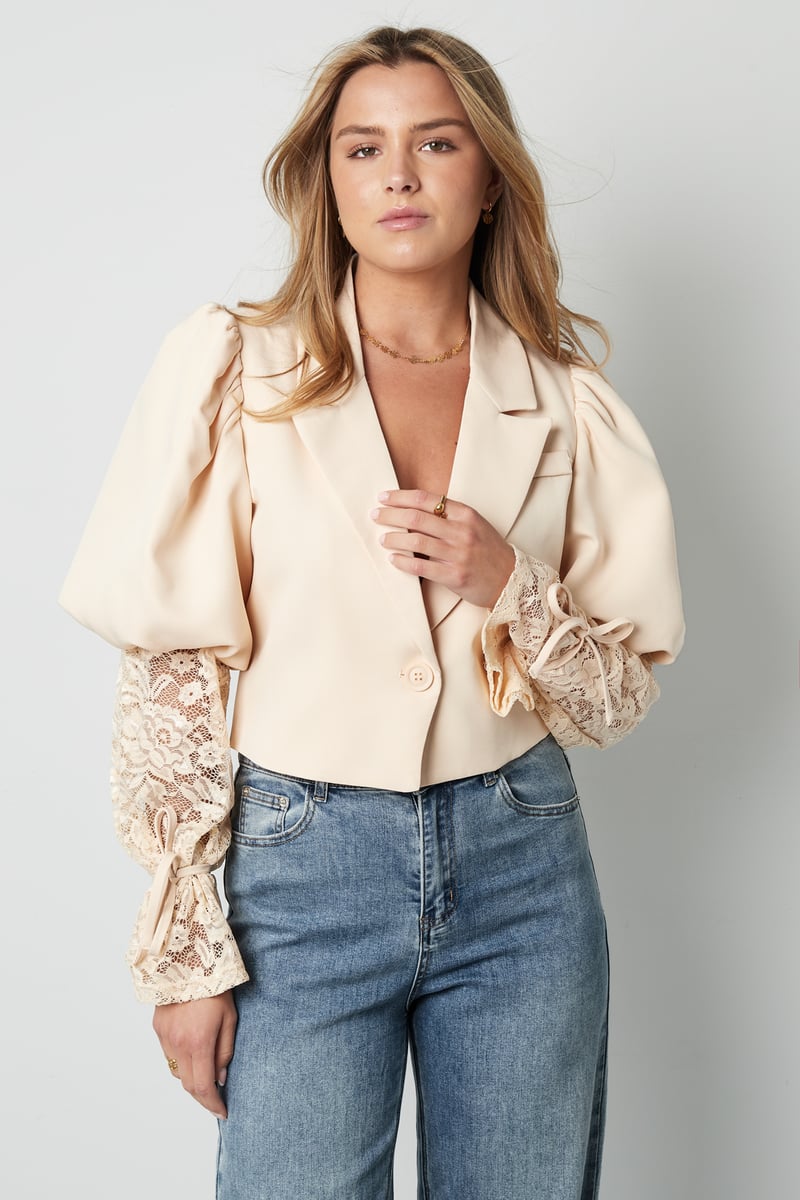 Trendy korte blazer met kant