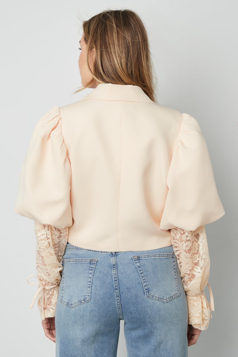 Trendy korte blazer met kant