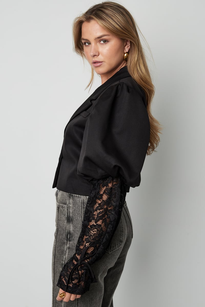 Trendy korte blazer met kant