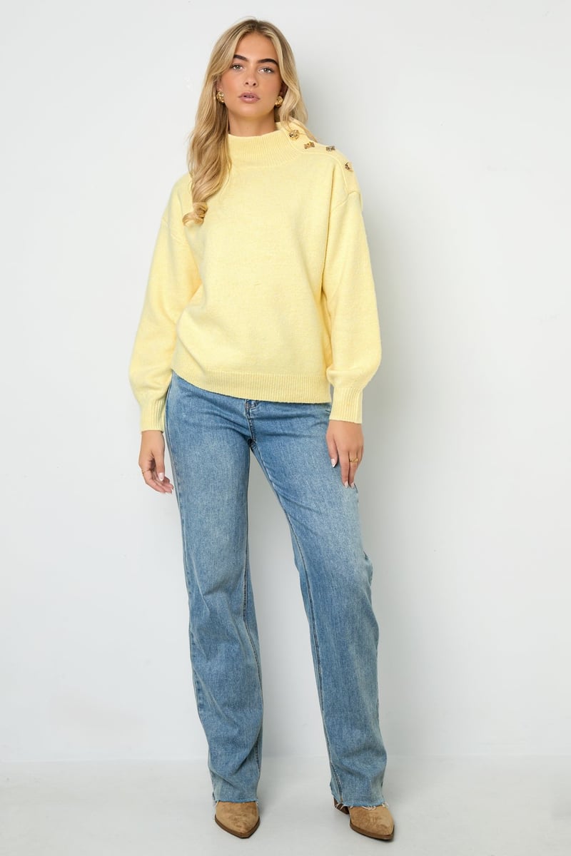 Trui met knopen op de schouder